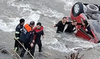 Amasya’da otomobil nehre uçtu: Anne ve kızı kurtarıldı
