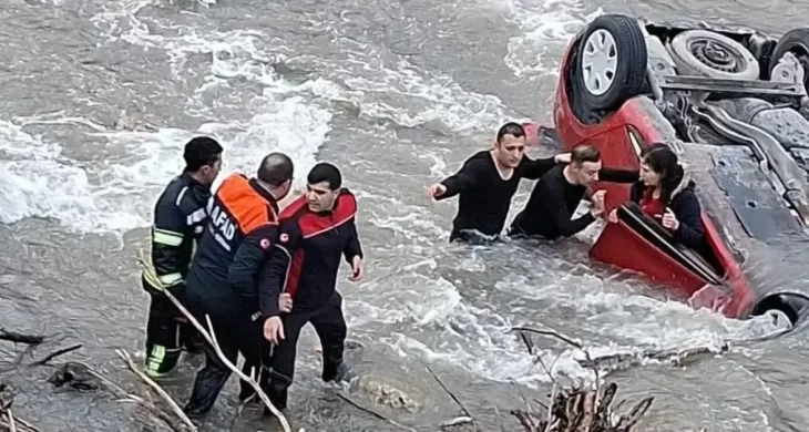 Amasya’da otomobil nehre uçtu: Anne ve kızı kurtarıldı
