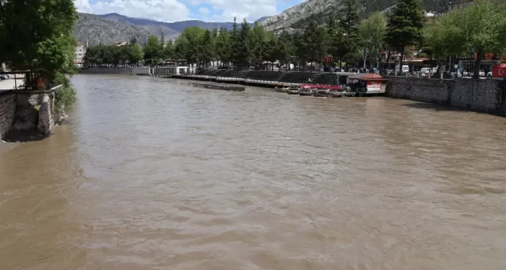 Amasya’da taşkın riski: Yeşilırmak yükseldi