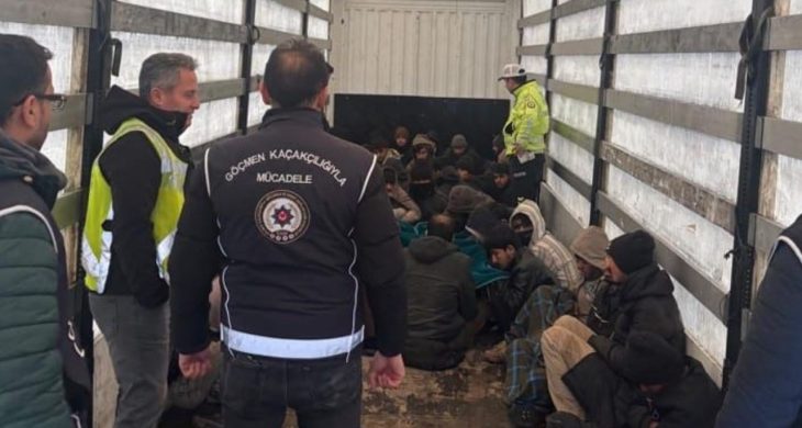 Amasya’da TIR’ın dorsesinden 42 kaçak göçmen çıktı