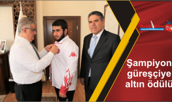 Şampiyon güreşçiye altın ödülü