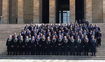 Anayasa Mahkemesi heyeti 64. kuruluş yıl dönümü dolayısıyla Anıtkabir’i ziyaret etti