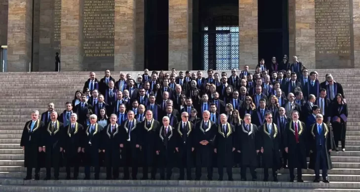 Anayasa Mahkemesi heyeti 64. kuruluş yıl dönümü dolayısıyla Anıtkabir’i ziyaret etti