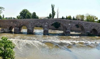 Tarihinde ilk kez taştı: Ankara Çayı alarm veriyor