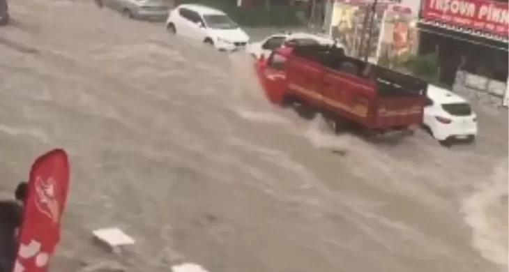 Ankara sağanak yağışa teslim oldu: Alt geçitleri sel bastı, çatılar uçtu