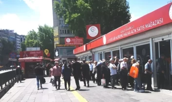 Ankara’da 10 liraya satılan ucuz yumurta için vatandaşlar kuyruğa girdi