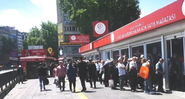 Ankara’da 10 liraya satılan ucuz yumurta için vatandaşlar kuyruğa girdi