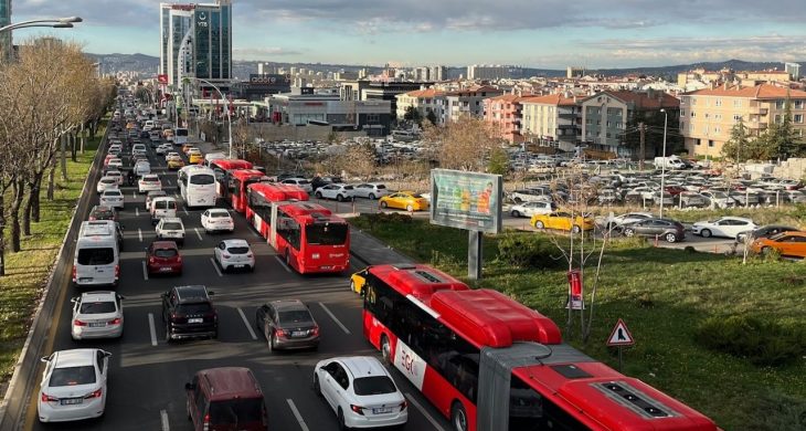 Ankara’da artan araç sayısı trafiğe 22 dakikalık yük getirdi