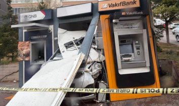 Ankara’da kaygan yolda kaza: Otomobil ATM’ye girdi