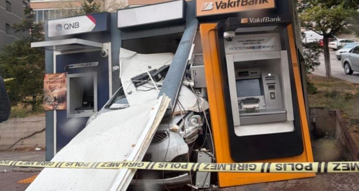 Ankara’da kaygan yolda kaza: Otomobil ATM’ye girdi