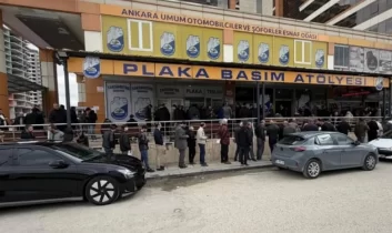 Ankara’daki plaka değişim merkezlerinde yoğunluktan uzun kuyruklar oluştu