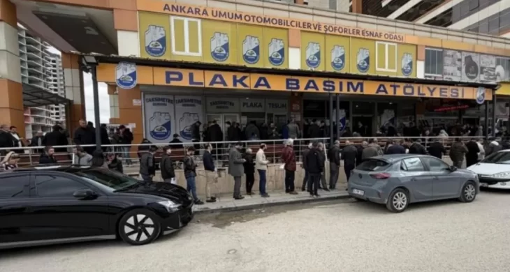 Ankara’daki plaka değişim merkezlerinde yoğunluktan uzun kuyruklar oluştu