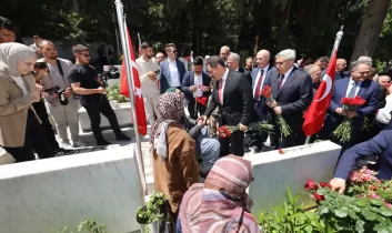 Hatay protokolünden bayramda şehitlik ziyareti