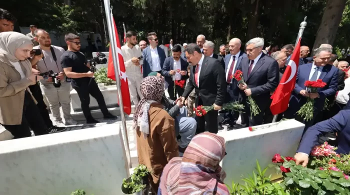Hatay protokolünden bayramda şehitlik ziyareti