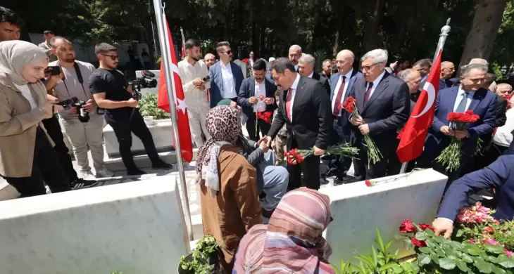 Hatay protokolünden bayramda şehitlik ziyareti