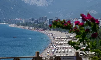 Antalya’da nem yüzde 77’ye ulaştı, sahiller doldu