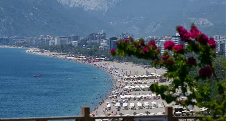 Antalya’da nem yüzde 77’ye ulaştı, sahiller doldu