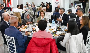 Antalya’da “büyük aile sofrası” iftarında anlamlı buluşma
