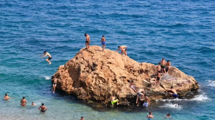 Antalya’da sıcak bunalttı, sahiller doldu