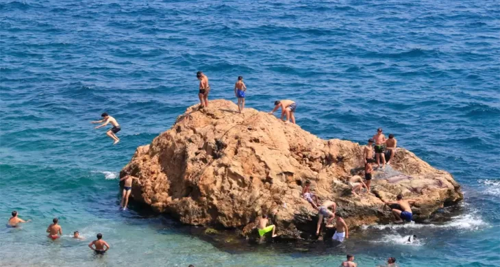 Antalya’da sıcak bunalttı, sahiller doldu