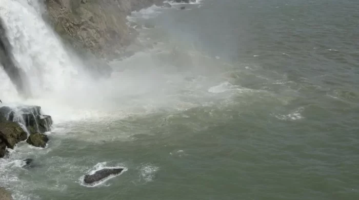 Antalya’da şiddetli yağış denizin rengini değiştirdi