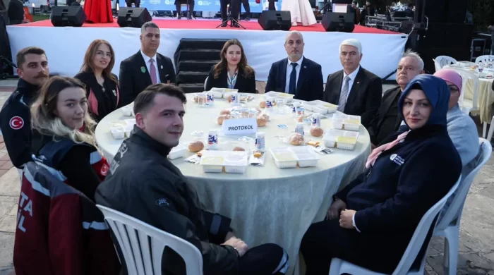 Antalya’daki iftar programında gıda krizi iddiası: Vatandaşlar rahatsızlandı