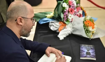 Antalyalı yazar gelirini köy okuluna bağışladı