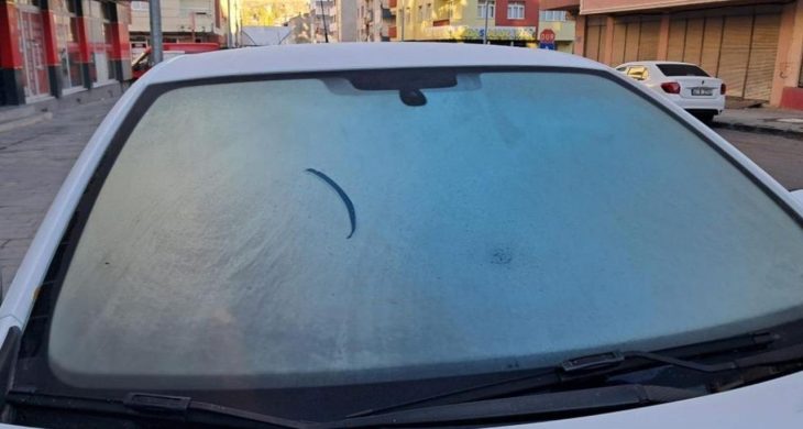 Kars’ta araç camları buz tuttu, sıcaklık -7 dereceye düştü