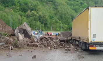 Arhavi-Hopa-Sarp karayolunda heyelan
