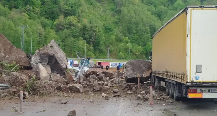Arhavi-Hopa-Sarp karayolunda heyelan