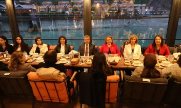 Artvin Valisi Ergün, kamuda çalışan kadın personellerle iftar açtı