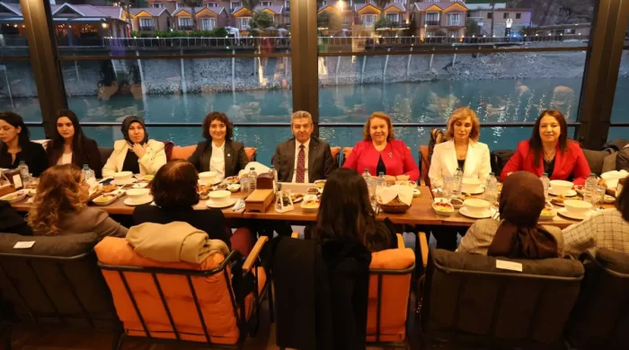 Artvin Valisi Ergün, kamuda çalışan kadın personellerle iftar açtı