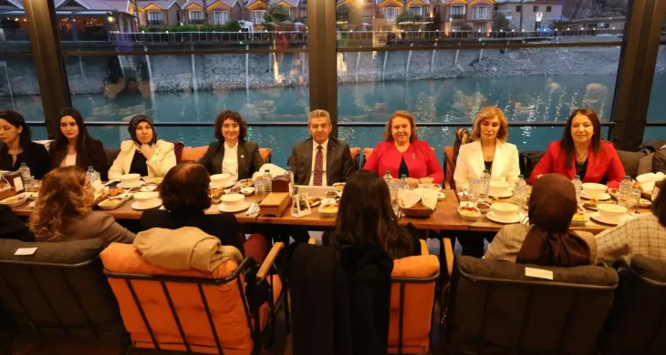 Artvin Valisi Ergün, kamuda çalışan kadın personellerle iftar açtı