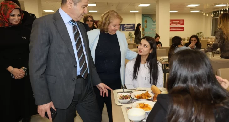 Artvin Valisi Ergün, KYK yurdunda kız öğrencilerle birlikte orucunu açtı