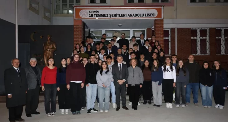 Artvin Valisi Ergün, lise öğrencileriyle iftarda buluştu