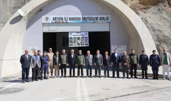 Artvin Valisi Ergün, mantar üretim tesisini inceledi