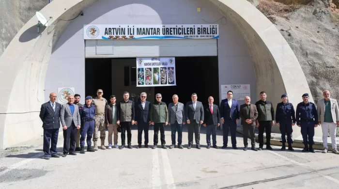 Artvin Valisi Ergün, mantar üretim tesisini inceledi