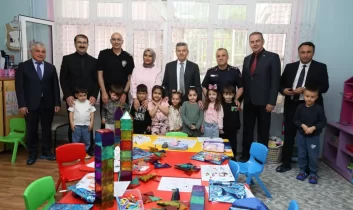 Artvin Valisi Ergün’den okul ziyaretleri