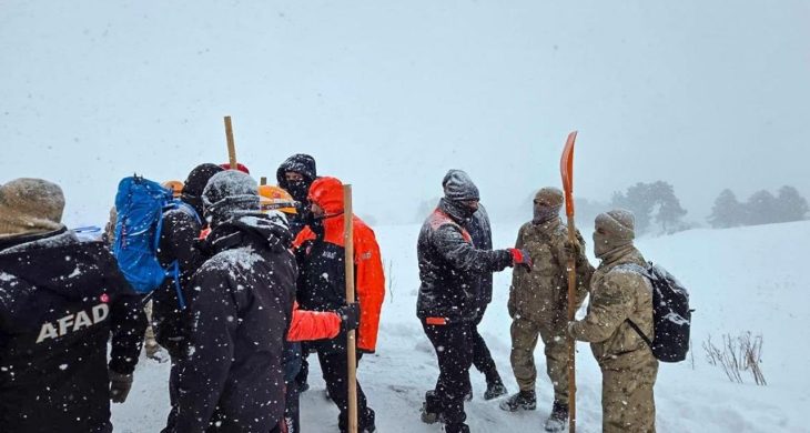 Artvin’de çığ altında kalan 2 çobanı arama çalışmaları sürüyor