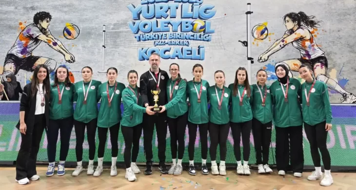 Artvin’den Voleybol da tarihi başarı: Türkiye’nin en iyi 4 takımı arasına girdiler
