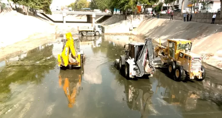ASKİ, Sarıçam Deresi’nde biriken atıkları temizledi