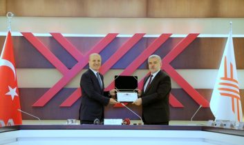 ASÜ 29 Bayrak ve Dört Program Nişanıyla Zirvede