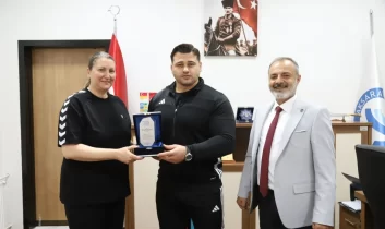 ASÜ mezunu milli güreşçi Rıza  Kayaalp öğrencilerle buluştu