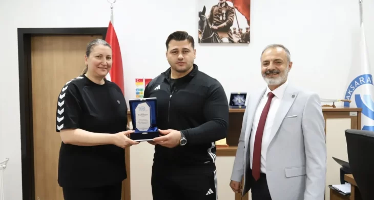 ASÜ mezunu milli güreşçi Rıza  Kayaalp öğrencilerle buluştu