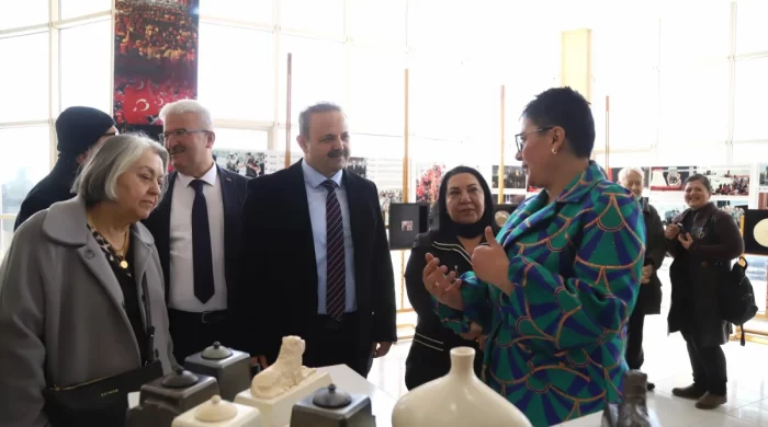 ASÜ’de Aksaray’a özgü  hediyelik seramik sergisi açıldı