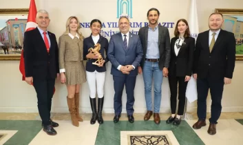 AYBÜ Binicilik Takımı’ndan kupa yağmuru: Rektör Köseoğlu başarılı sporcuları ağırladı