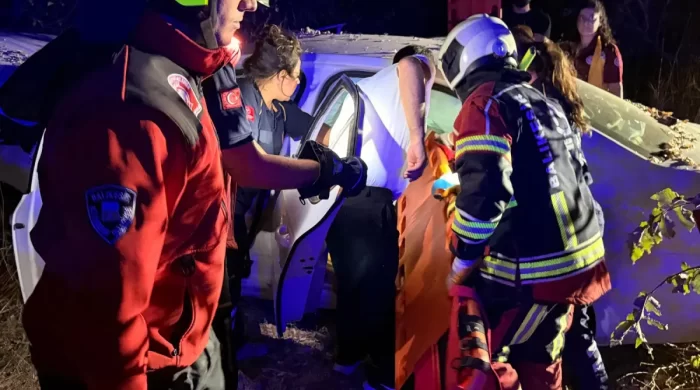 Ayvalık’ta araç yoldan çıktı: 3 yaralı