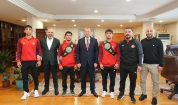 Amasyalı dünya şampiyonu güreşçilerden RTÜK’e ziyaret