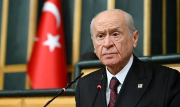Bahçeli: Türk bayrağı bağımsızlığımızın simgesidir