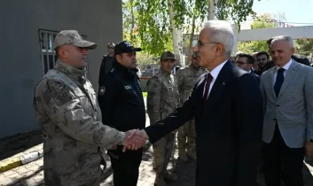 Bakan Uraloğlu’ndan Çıldır’da güvenlik güçlerine moral ziyareti